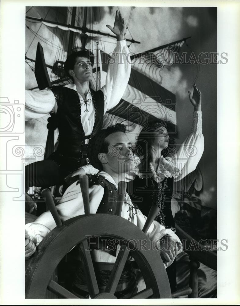 1992 Press Photo Escapade singers/dancers-Kings Island&#39;s  American Heritage Hall - Historic Images