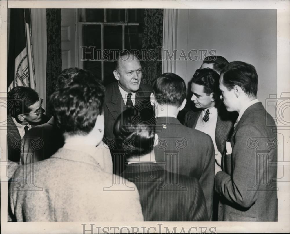 1946 Press Photo New York Arthur J. Wallander with reporters at City Hall NYC. - Historic Images