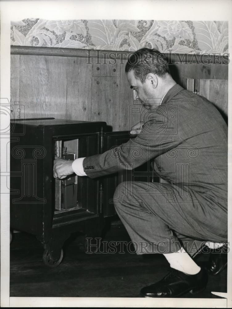 1946 Press Photo New York $10,000 stolen by thief from King of the Sea Rest NYC - Historic Images