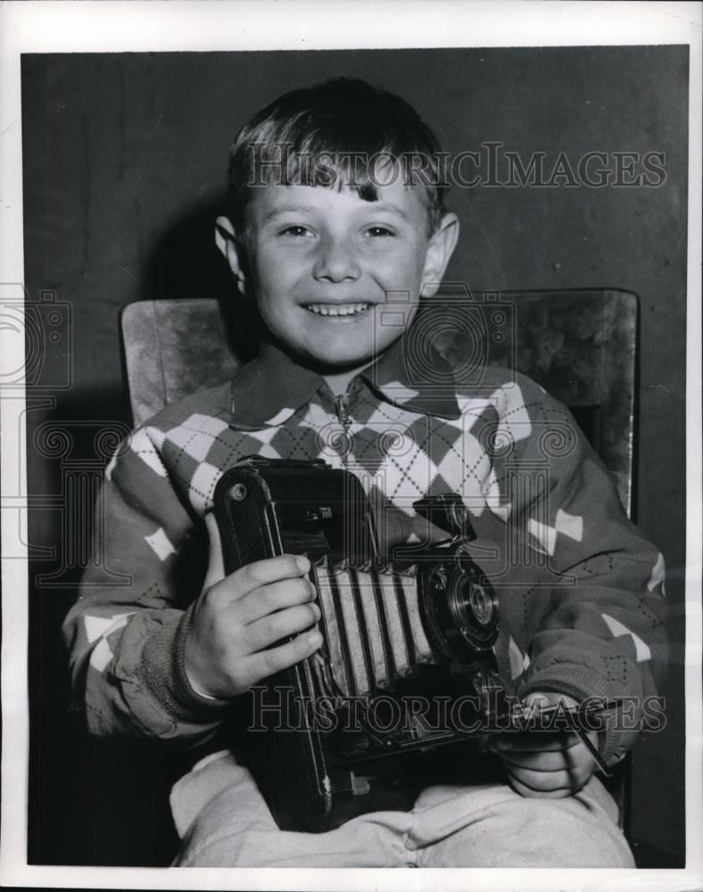 1956 Press Photo New York Michael Weiner poses for New York Daily News NYC - Historic Images