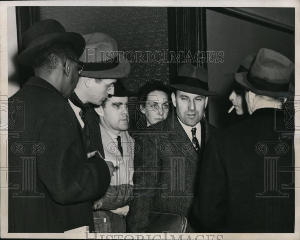 1946 Press Photo New York James P. McAllister talks outside Tugboat Exchange NYC - Historic Images