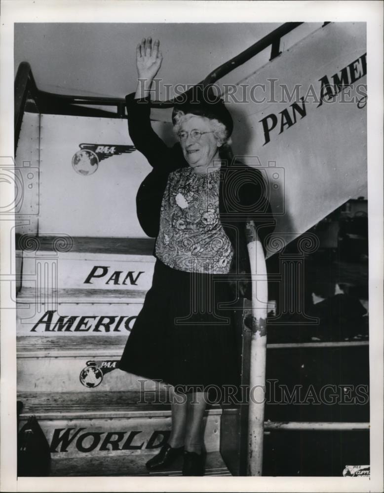 1947 Press Photo New York Esther Dower arrives in US in plane from London NYC - Historic Images