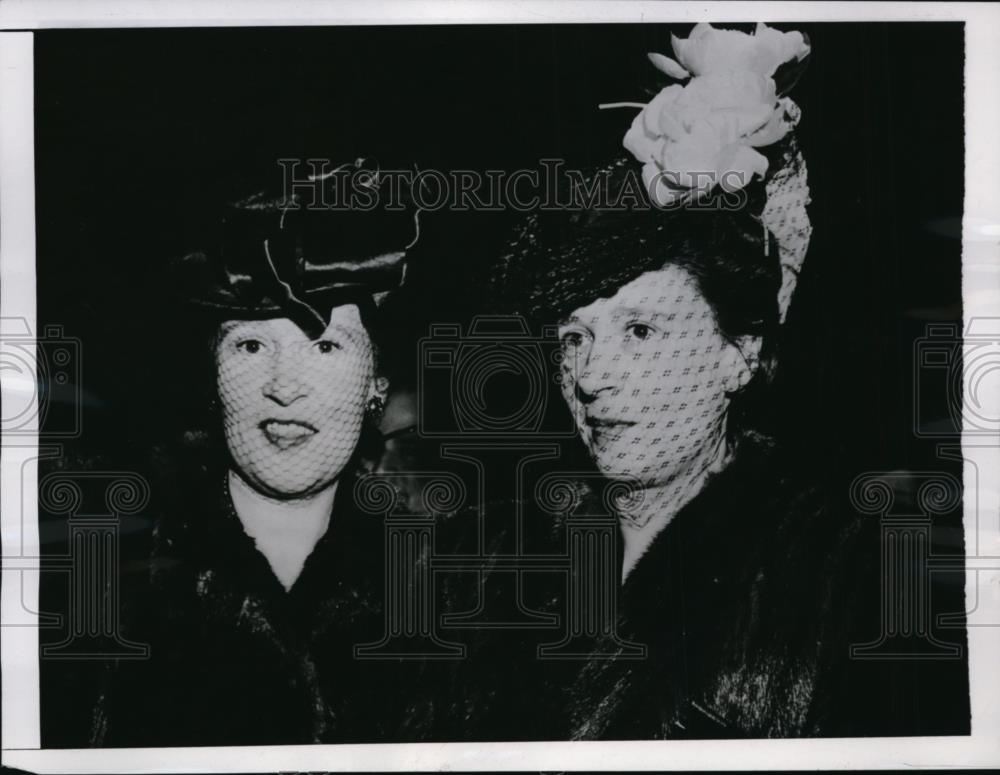 1946 Press Photo New York Lady Thelma Furness, Mrs. Gloria Vanderbilt NYC. - Historic Images