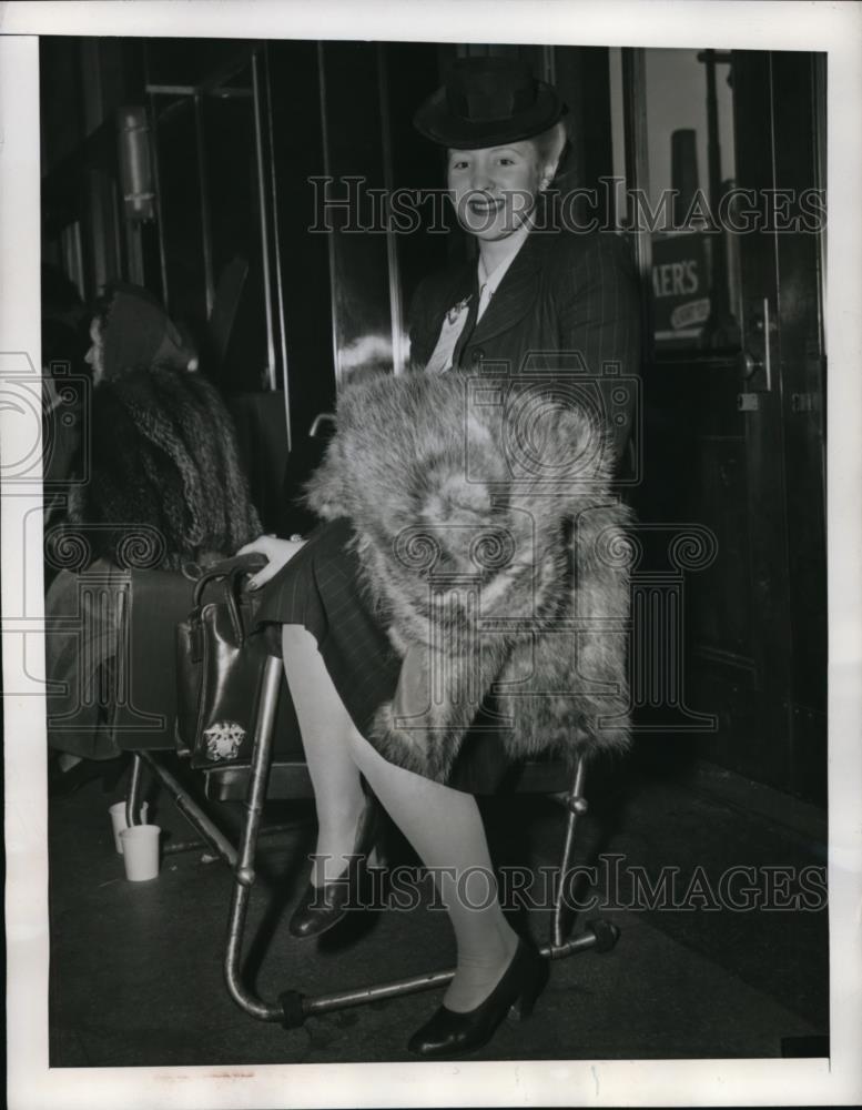 1946 Press Photo New York British war bride Liley Meyers arrives, Queen Mary NYC - Historic Images