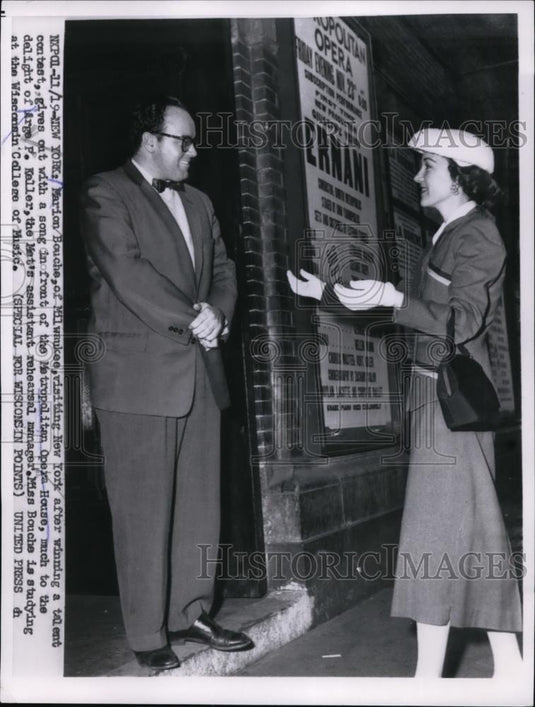 1956 Press Photo New York Marion Bouche sings outside Met. Opera House NYC - Historic Images