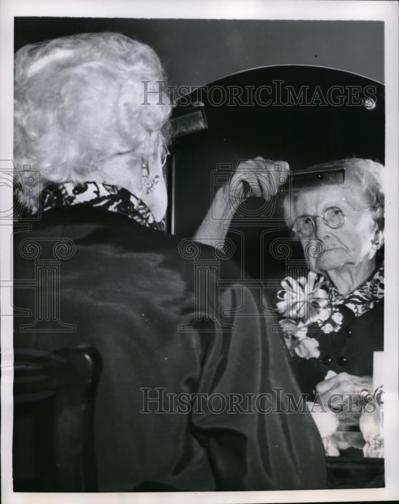 1955 Press Photo New York Catherine Horan, Mary Manning Walsh home turns 100 NYC - Historic Images