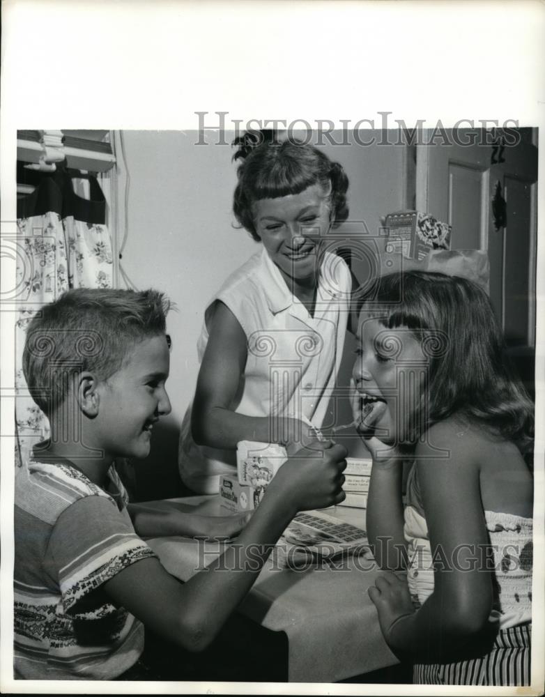 1957 Press Photo New York D&#39;Andrea kids lick stamps for Saver books NYC - Historic Images