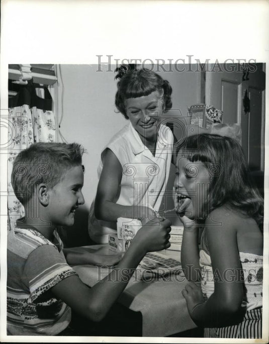 1957 Press Photo New York D'Andrea kids lick stamps for Saver books NYC - Historic Images