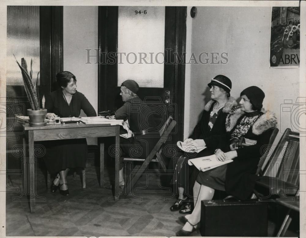 1933 Press Photo New York Unemployed girls sign up camp , Welfare Council NYC - Historic Images