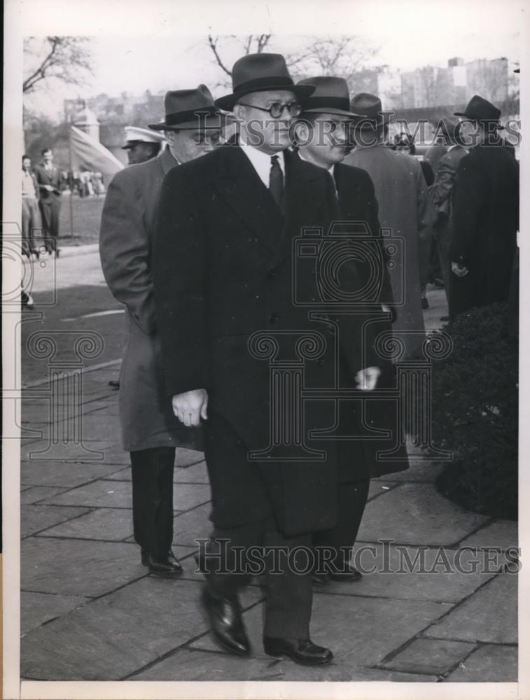 1946 Press Photo New York Russians entering Hunter College for UN Assembly NYC - Historic Images