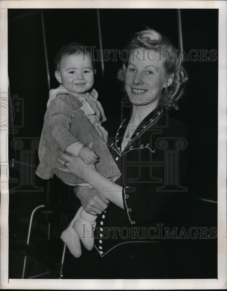 1946 Press Photo New York Mrs Elizabeth Combs &amp; daughter head for Humboldt NYC - Historic Images