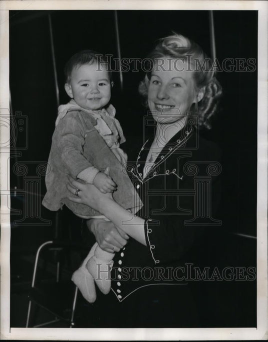 1946 Press Photo New York Mrs Elizabeth Combs & daughter head for Humboldt NYC - Historic Images