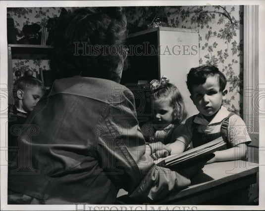 1947 Press Photo New York Association for the Blind youngsters hear Bible NYC - Historic Images