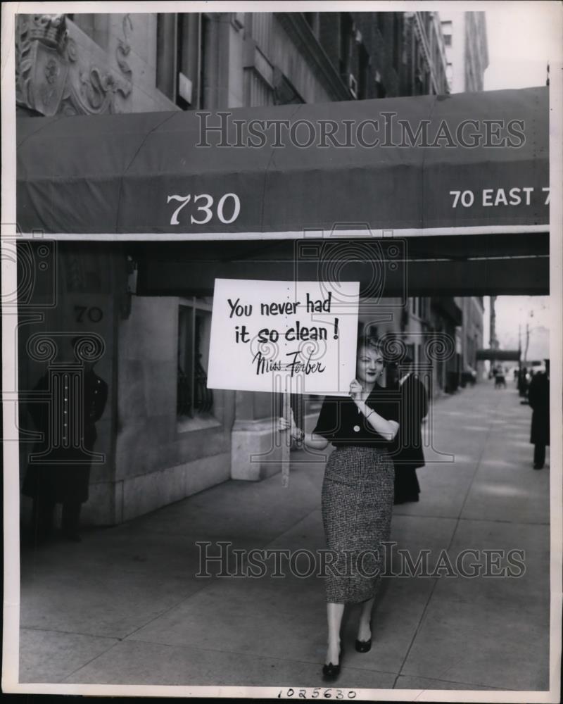 1953 Press Photo New York Joan Henderson with sign for novelist Edna Ferber NYC - Historic Images