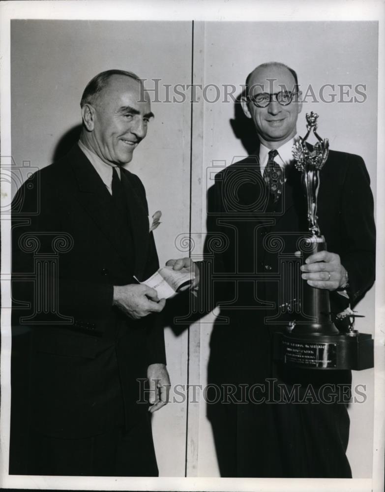 1946 Press Photo New York Fred Weyck wins Fawcett Aviation Award Trophy NYC - Historic Images