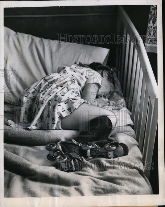 1957 Press Photo New York Susan O'Brien of Brooklyn sleeps with skates NYC - Historic Images