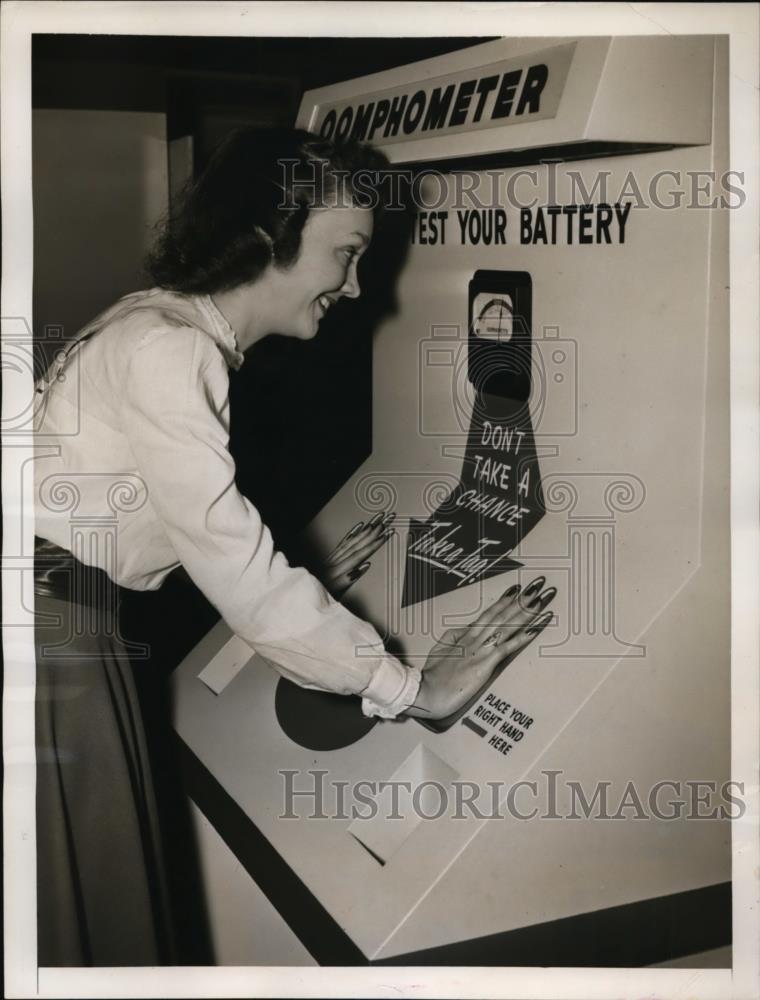 1948 Press Photo New York Peggy Montgomery at Inst of Radio Engineers Show NYC - Historic Images
