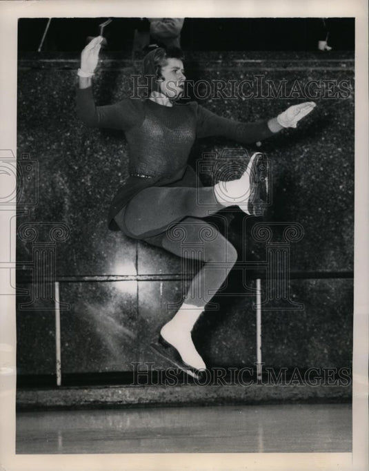1949 Press Photo Andra McLaughlin in spin at Radio City Ice Rink NYC - neny01371 - Historic Images