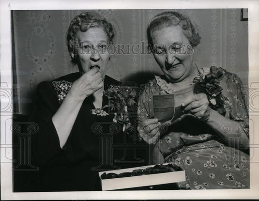 1946 Press Photo New York "Cinderella Girls"- Emily Brown and Flora Donpier NYC - Historic Images