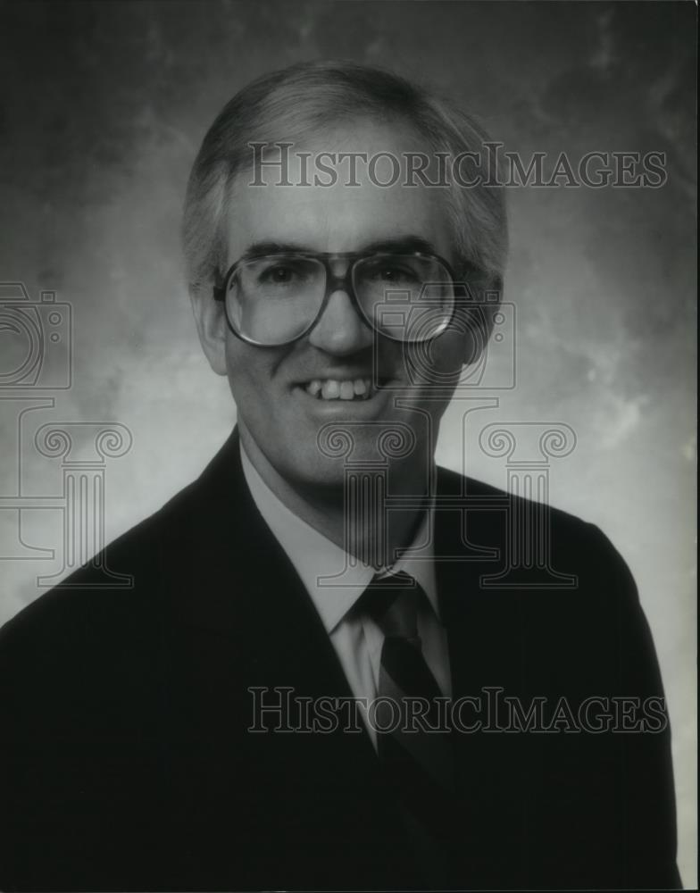 1989 Press Photo Donald P Knechtges, Vice president of Marketing and Business - Historic Images