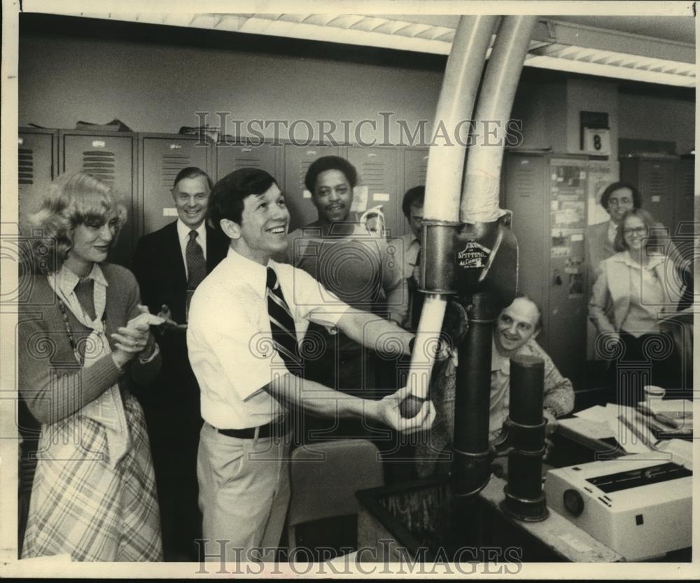 1977 Press Photo Dennis Kucinich with others - cvb70875 - Historic Images