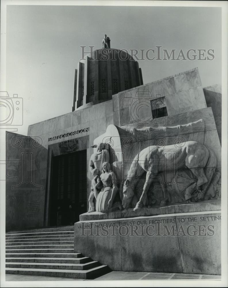 1977 Press Photo Oregon State Capitol, Salem front entrance - cvb71771 - Historic Images