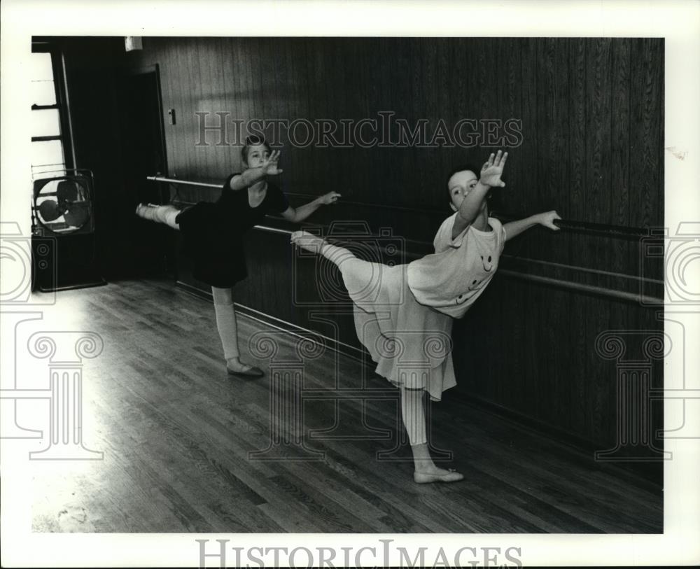 1990 Press Photo L-R: Suzy Ondrus, and Annie Mc Enroe, at Fairmount Center - Historic Images