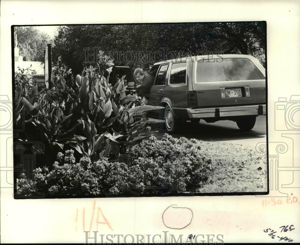 1981 Press Photo John P Malloy at Lakewood Cemetery - cvb69200 - Historic Images