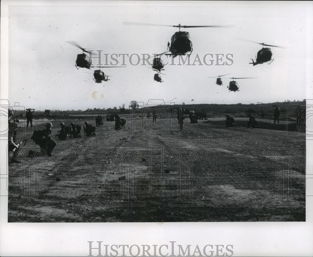 Press Photo Helicopters flying over soldiers - cvb71157 - Historic Images
