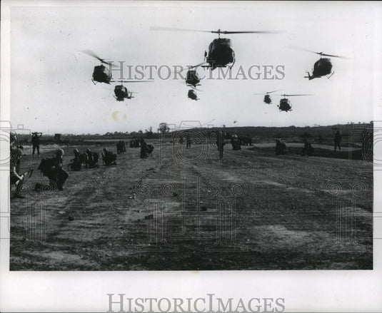 Press Photo Helicopters flying over soldiers - cvb71157 - Historic Images