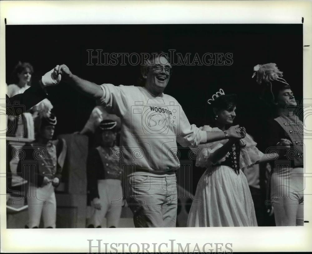 1989 Press Photo Director James Stuart and the cast of &quot;The Gypsy Baron&quot; - Historic Images