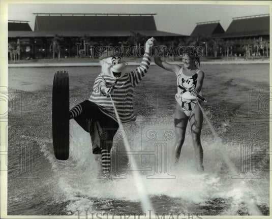 1986 Press Photo Amusement Parks, Walt Disney World, Capt. Hook's sidekick (L) - Historic Images