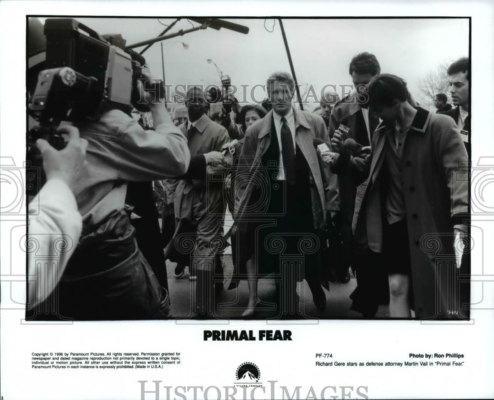 1996 Press Photo Richard Gere as defense attorney Martin Vail in Primal Fe - Historic Images