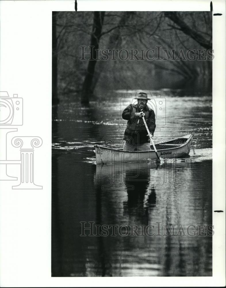 1990 Press Photo Naturalist Bob Faber in his canoe - cvb72613 - Historic Images