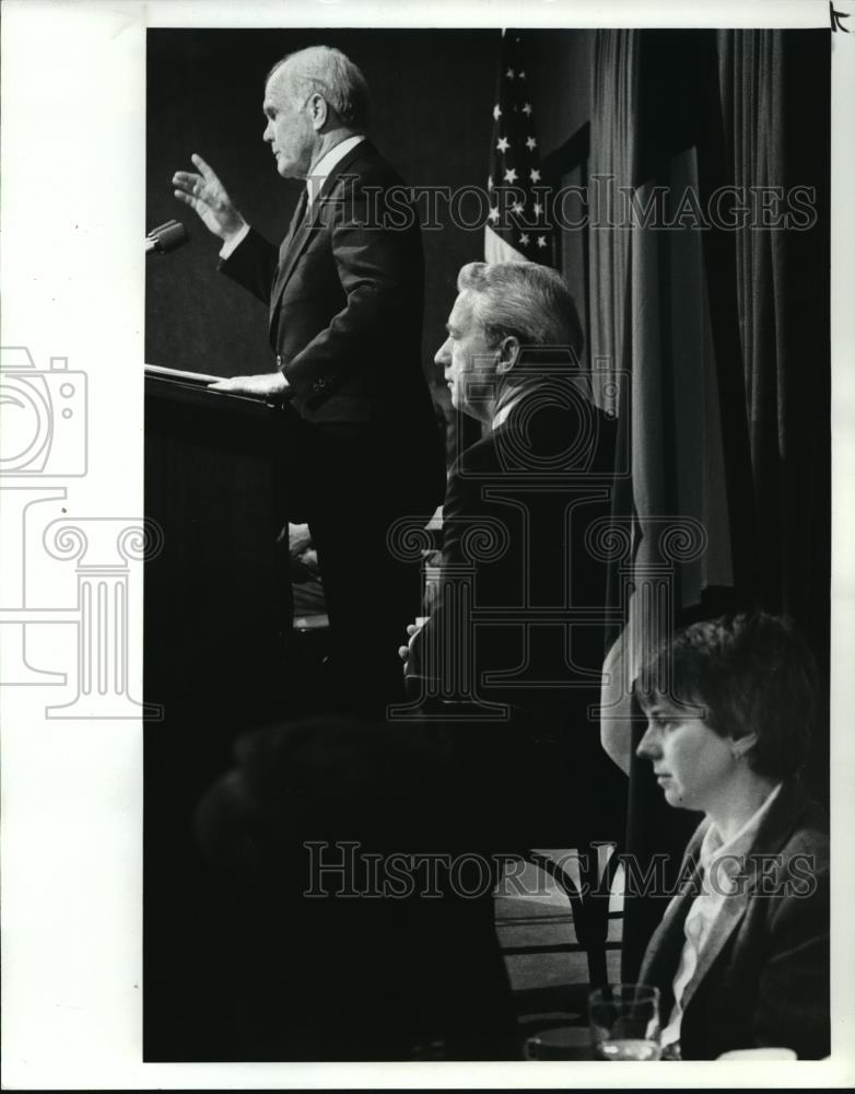 1986 Press Photo Katherine Soltice  Cleveland Heights listens to Sen. John Glenn - Historic Images