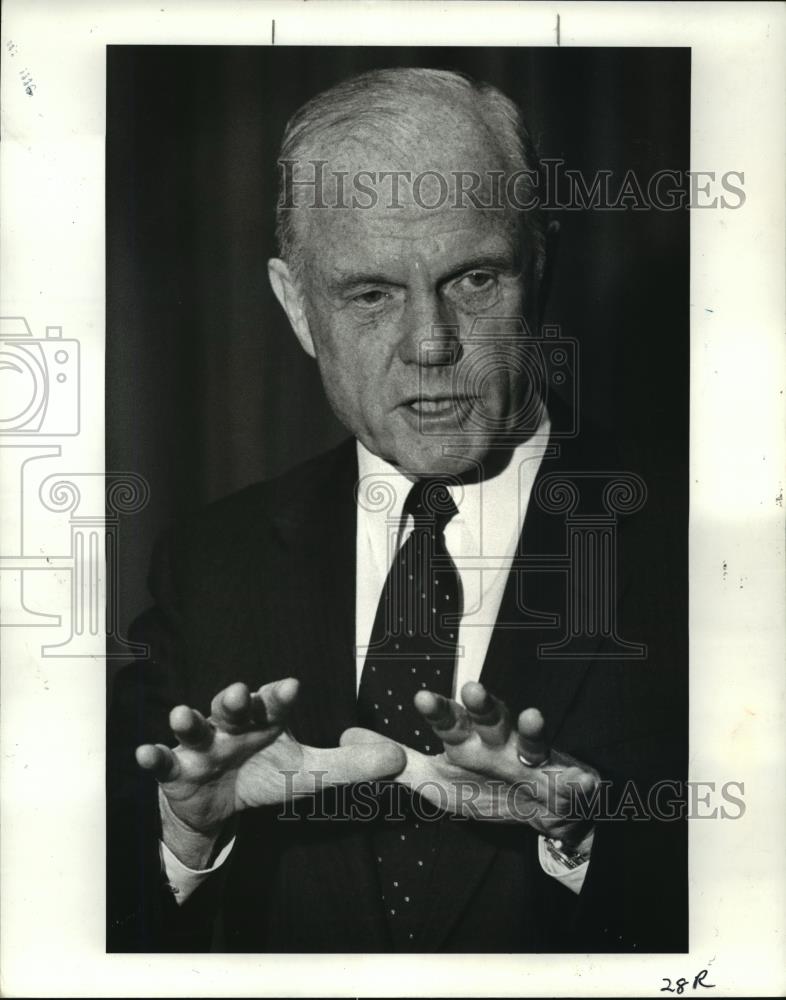 1983 Press Photo Sen. John Glenn at the Bond Court Hotel press conference. - Historic Images