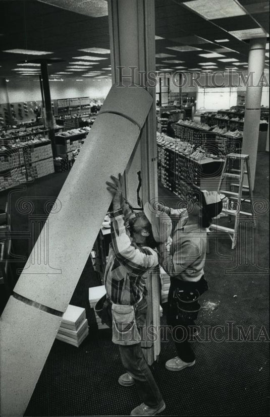 1991 Press Photo Remodeling Warehouse Shoes store - mja13507 - Historic Images