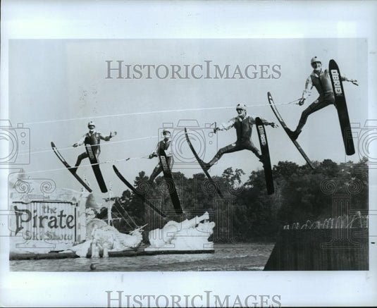 1987 Press Photo The action never stops as Sea World's water skiers glide. - Historic Images
