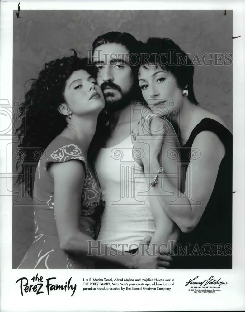 1995 Press Photo The Perez Family movie-Marisa Tomei, Alfred Molina and  Huston - Historic Images