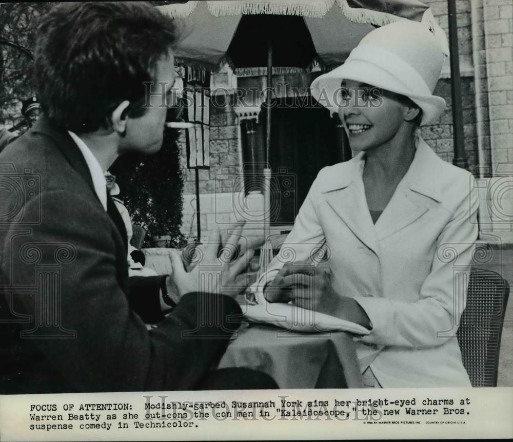 1967 Press Photo Modishy garbed Susanah York aims her bright eyed charms - Historic Images