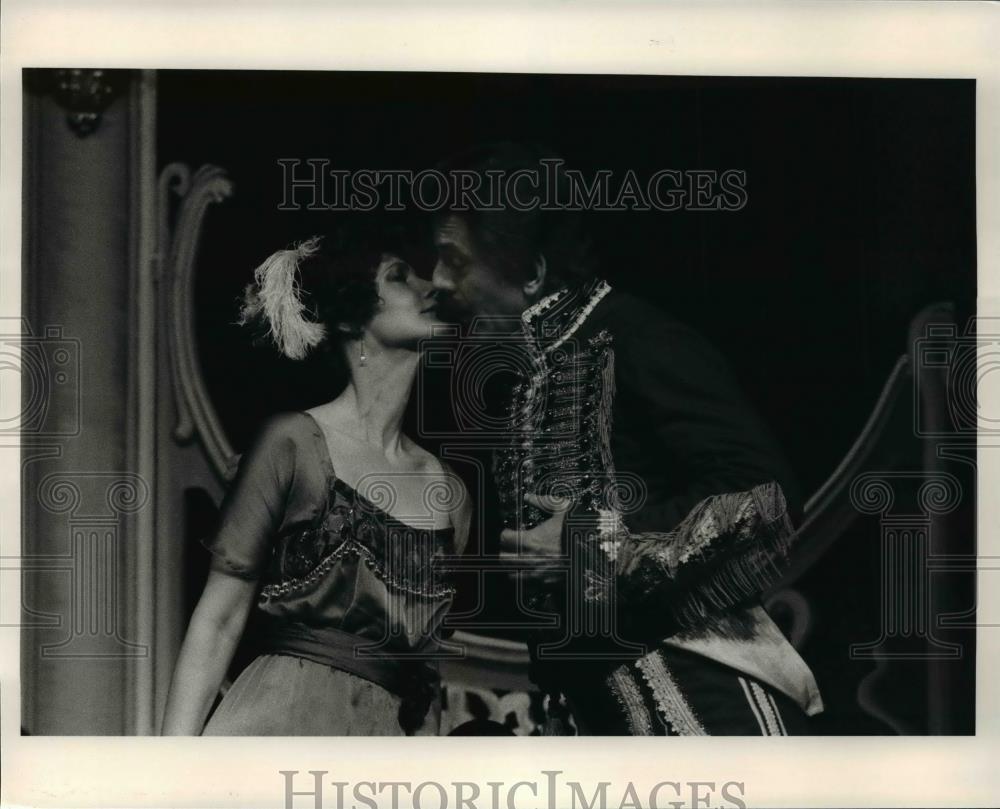 1992 Press Photo Sharon Laughlin &amp; Philip Kerr star in &quot;The Guardsman&quot; - Historic Images