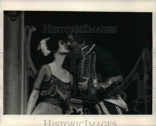 1992 Press Photo Sharon Laughlin & Philip Kerr star in "The Guardsman" - Historic Images