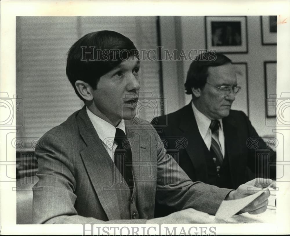 1980 Press Photo Dennis Kucinich and Bill at news conference - cvb70788 - Historic Images