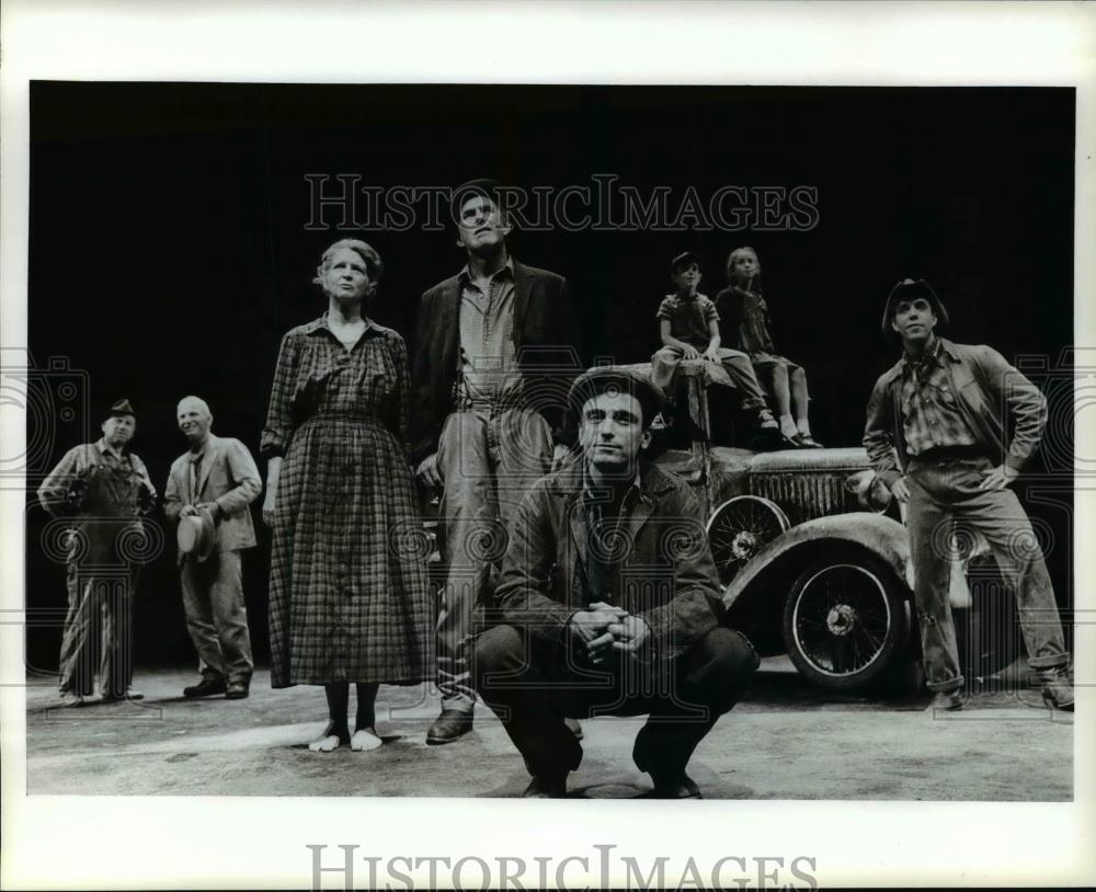 1995 Press Photo The cast of &quot;The Grapes of Wrath&quot; in The Cleveland Play House - Historic Images