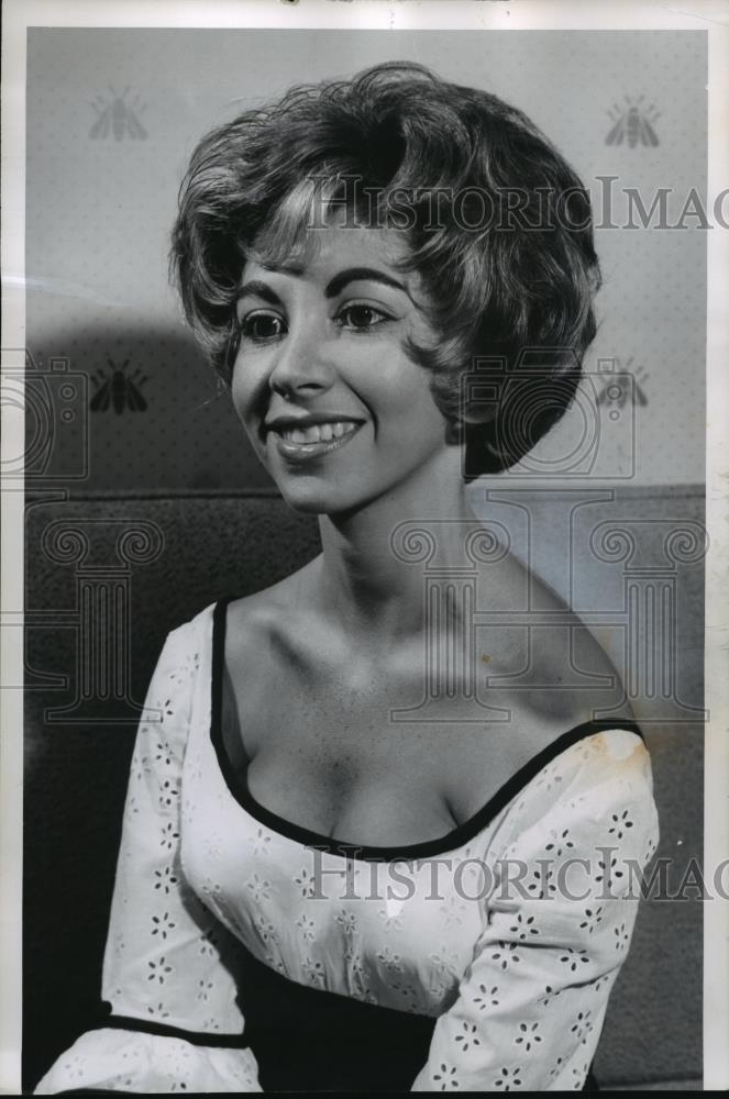 1961 Press Photo Hair and millinery model Natalie Eston.  - cvb71871 - Historic Images