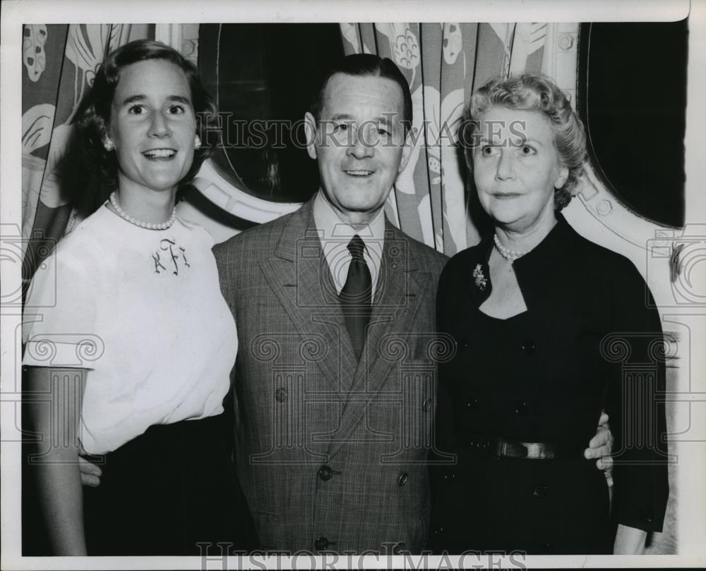 1955 Press Photo Harvey S. Firestone Jr. with his wife and daughter Anne - Historic Images