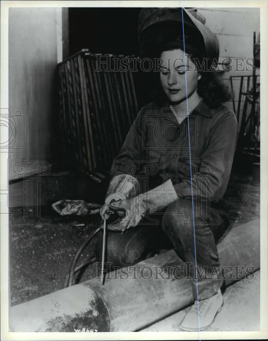 1985 Press Photo Mrs. Louise Walsh Austad welding pipe at the Tucson air base. - Historic Images