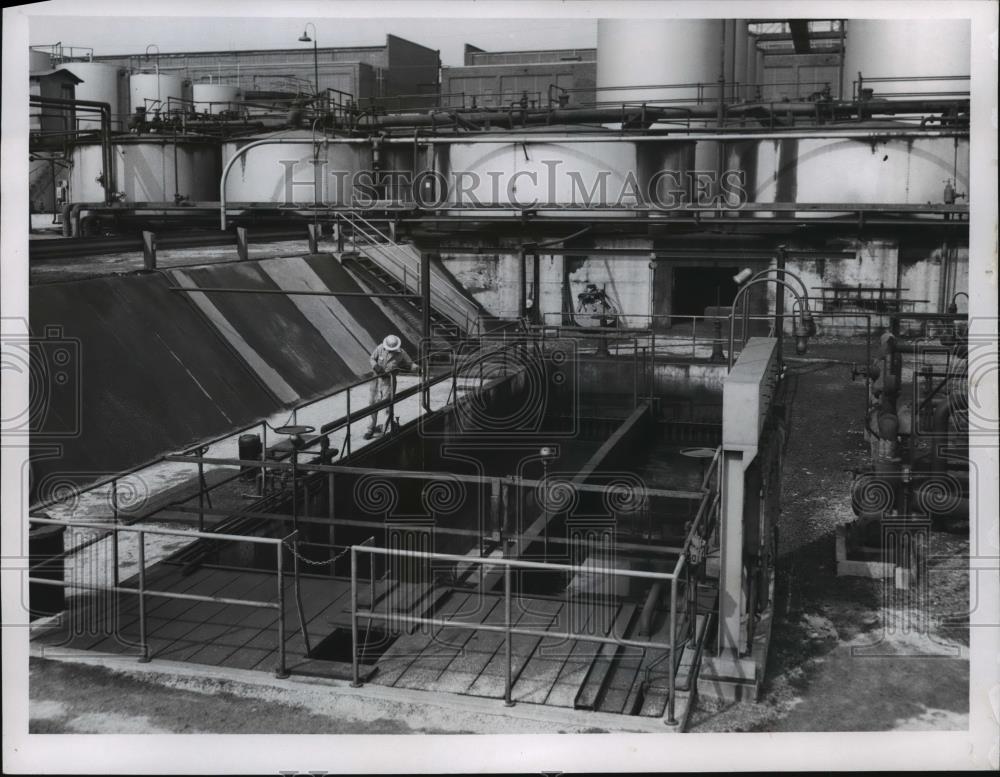 1960 Press Photo Standard Oil Company Refinery - cvb71057 - Historic Images