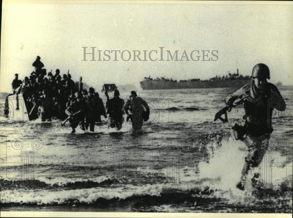 1993 Press Photo Fifty Army Troops dash ashore  in the West Coast of Italy - Historic Images
