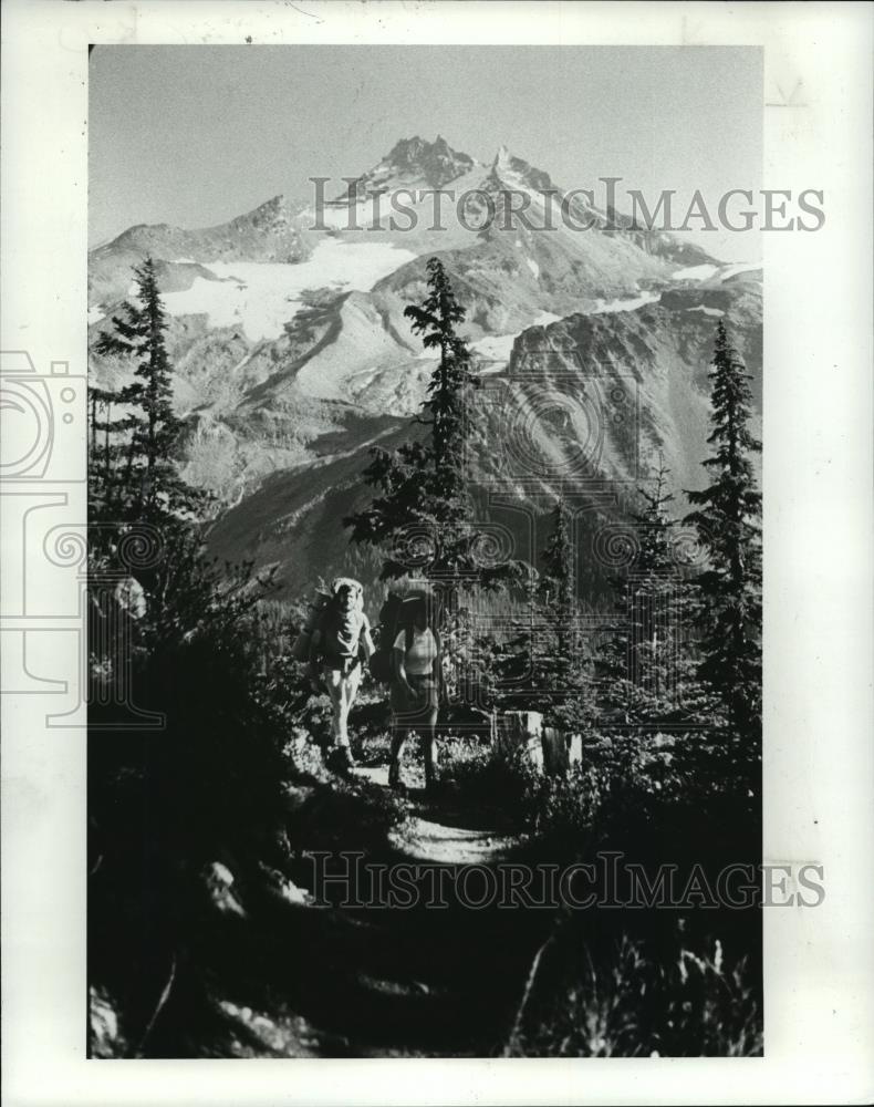 1986 Press Photo A married couple hike up a trail in Jefferson Park, Oregon - Historic Images